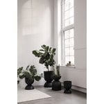 Ferm Living Hourglass ruukku, M, musta, sisustuskuva