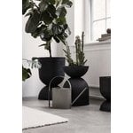 Ferm Living Hourglass ruukku, M, musta, sisustuskuva