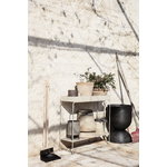 Ferm Living Hourglass ruukku, M, musta, sisustuskuva