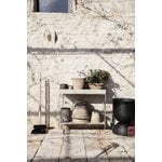 Ferm Living Hourglass ruukku, M, musta, sisustuskuva