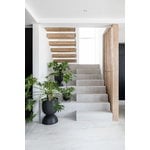 Ferm Living Hourglass ruukku, M, musta, sisustuskuva