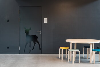 Artek Aalto jakkara E60, harmaa - koivu, sisustuskuva