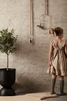 Ferm Living Hourglass ruukku, M, musta, sisustuskuva