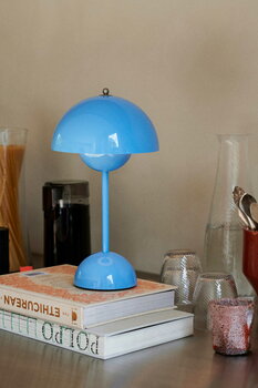 &Tradition Flowerpot VP9 portable table lamp, swim blue, decoration image