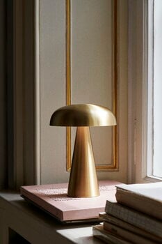 &Tradition Como SC53 portable table lamp, brass, decoration image