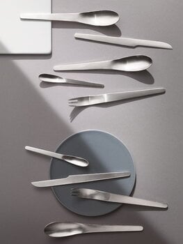 Georg Jensen Arne Jacobsen aterimet, 24 osaa, sisustuskuva