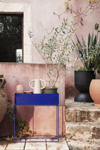 Ferm Living Hourglass ruukku, M, musta, sisustuskuva