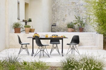 Vitra Eames DSR tuoli, deep black RE - basic dark, sisustuskuva