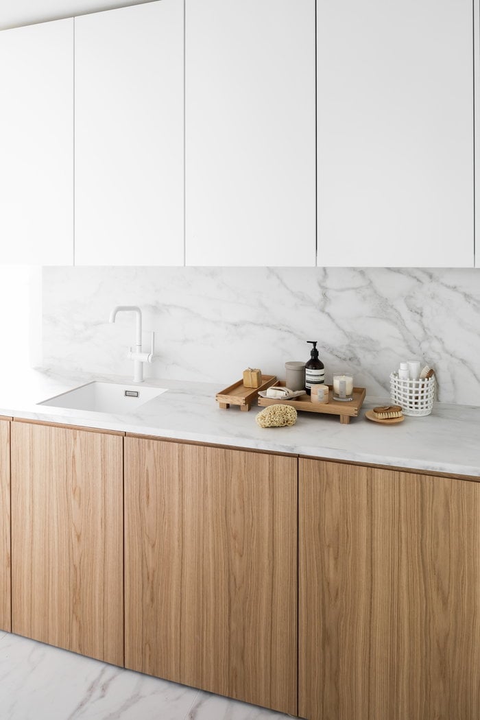 Kylpyhuone Asuntomessut ferm LIVING White Ceramic Ferm Living Natural Oak Wood