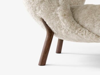 &Tradition Little Petra lounge chair and pouf, Moonlight sheepskin - walnut, extra image